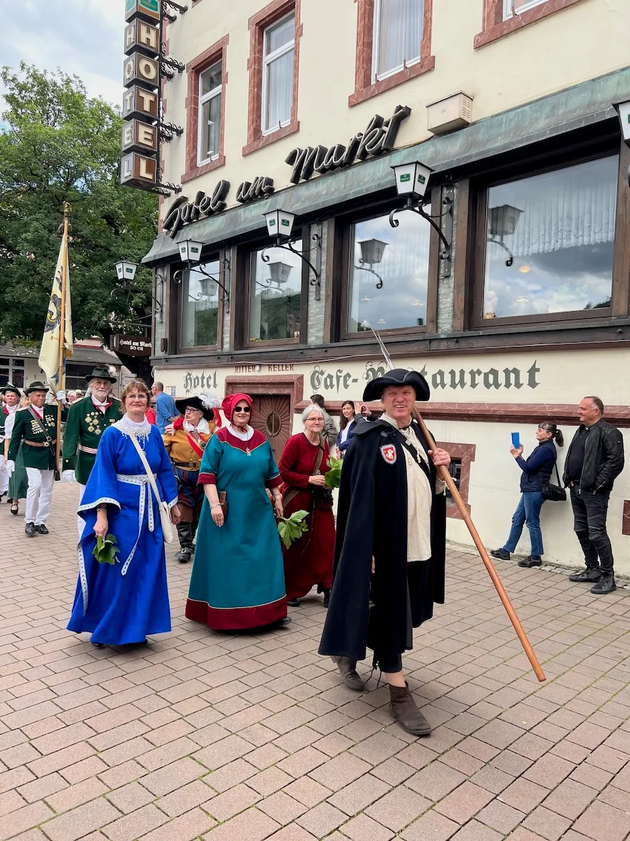 Nachtwächter Berns Reimers und die Sankt Gewerer Möhnen
